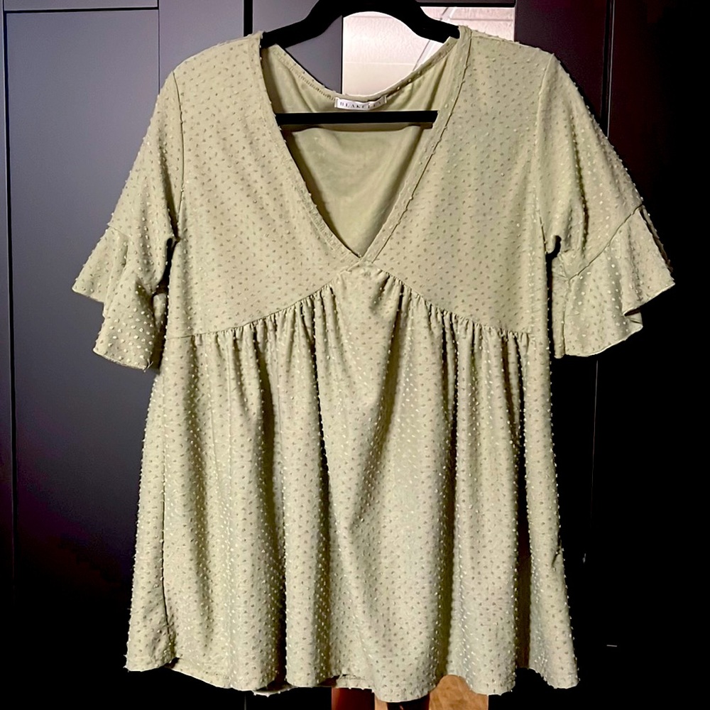 Boho Gals! VNECK Swiss Dot ruffle Top!